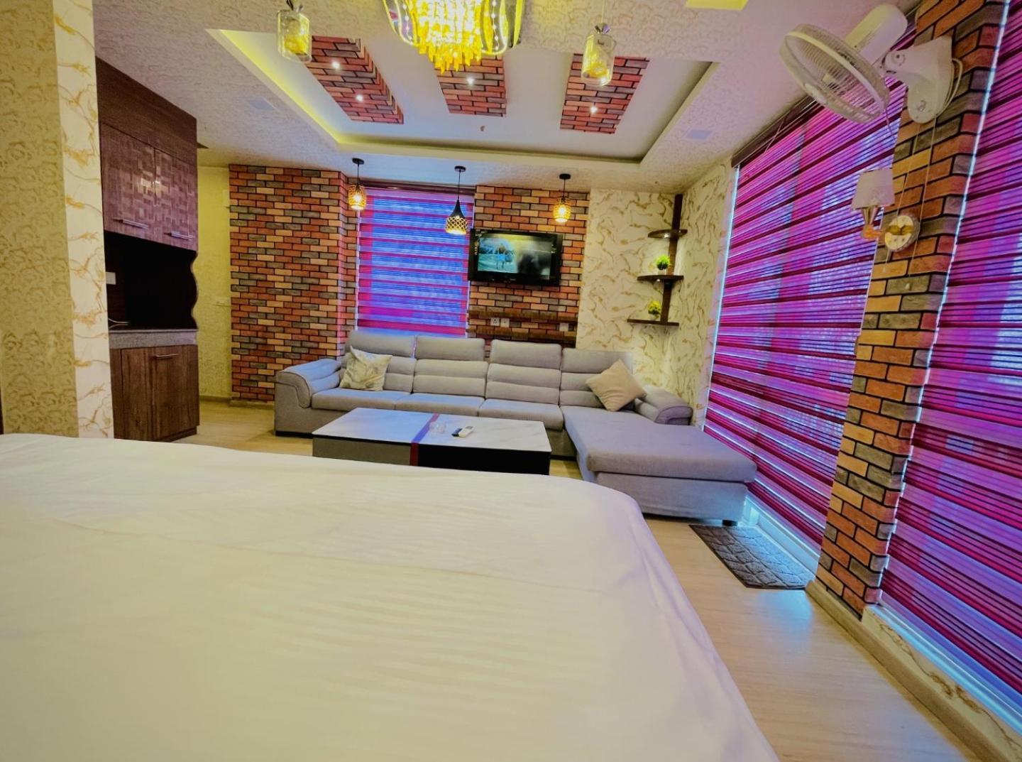 Dolphin Inn & Suites Manhattan Lucknow Esterno foto